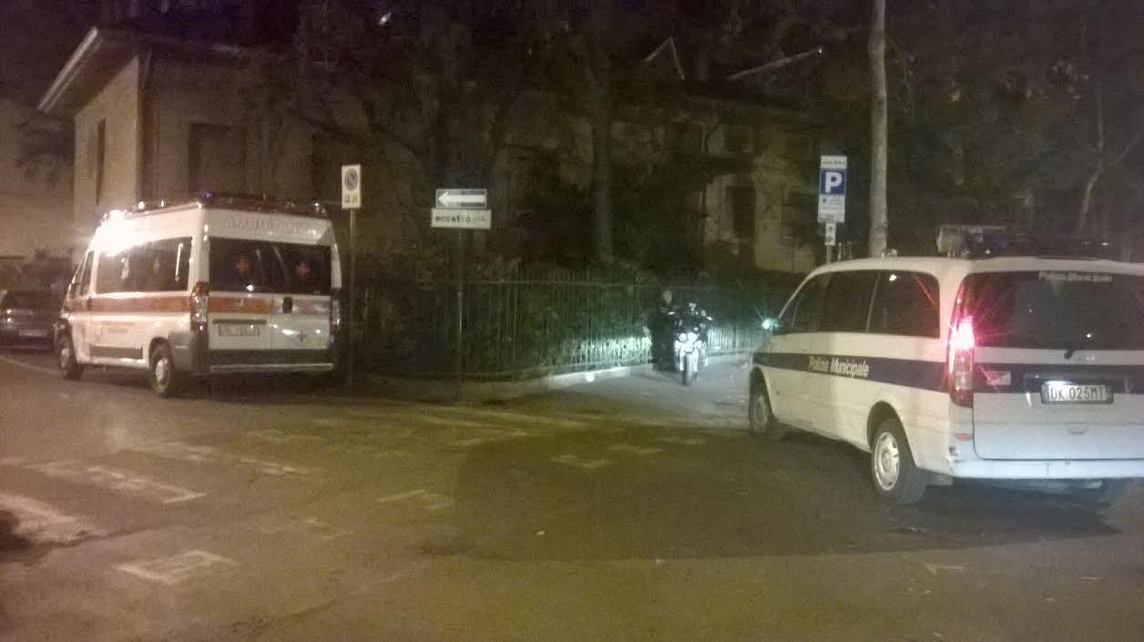 Si schiantano contro l'ambulanza, due feriti
