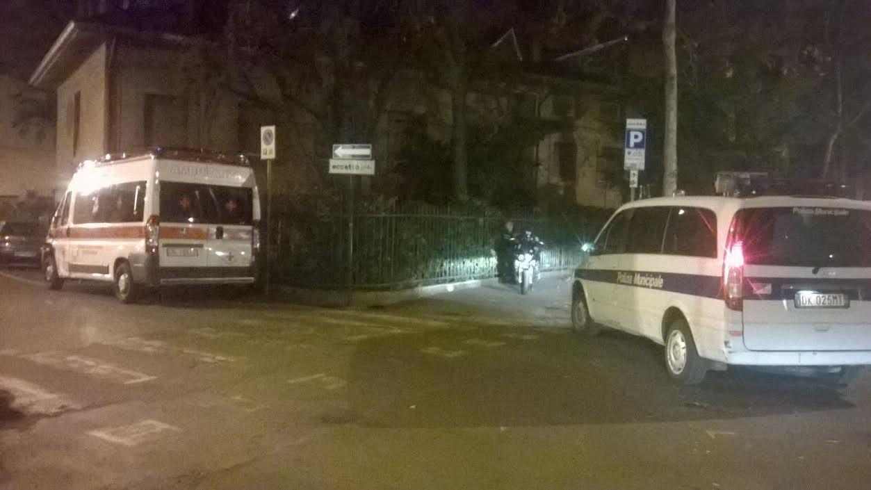 Si schiantano contro l'ambulanza, due feriti