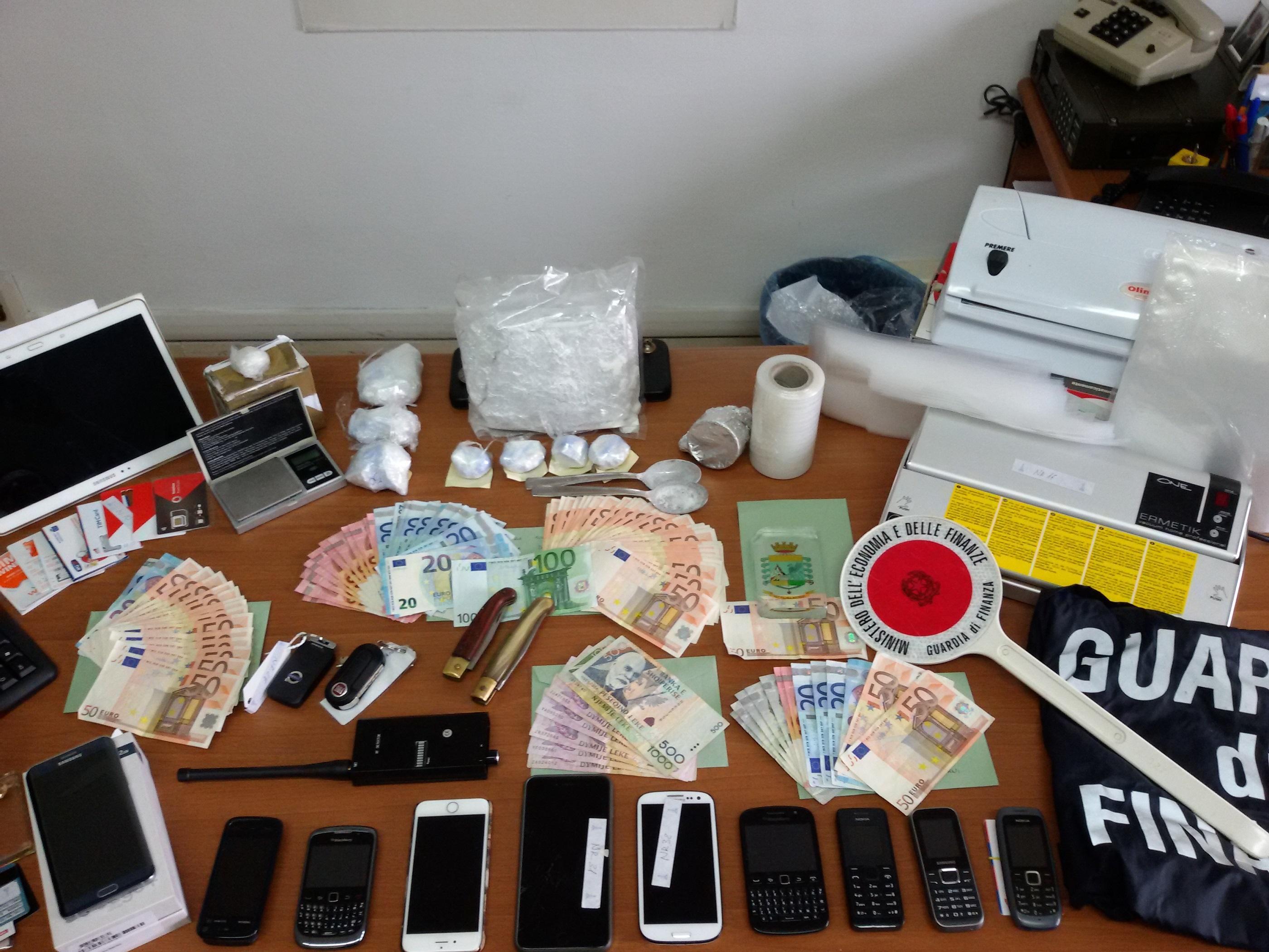 La droga e i soldi sequestrati dalla Guardia di Finanza