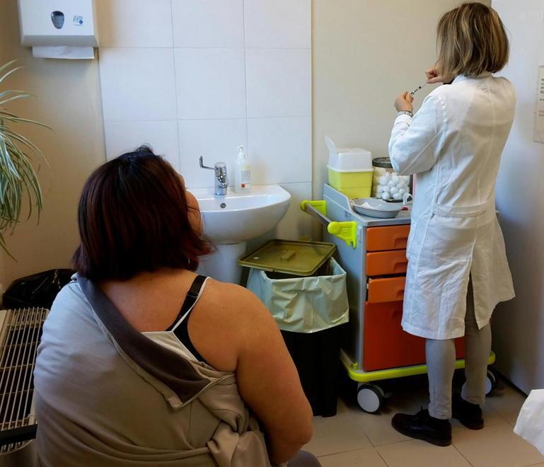 La somministrazione di un vaccino in un ambulatorio