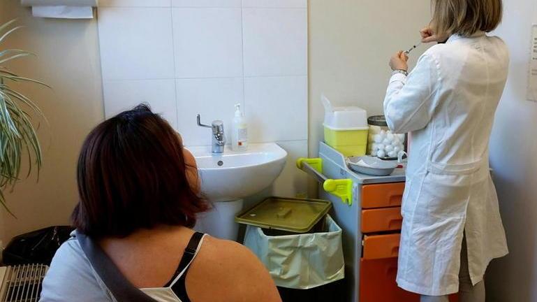 La somministrazione di un vaccino in un ambulatorio