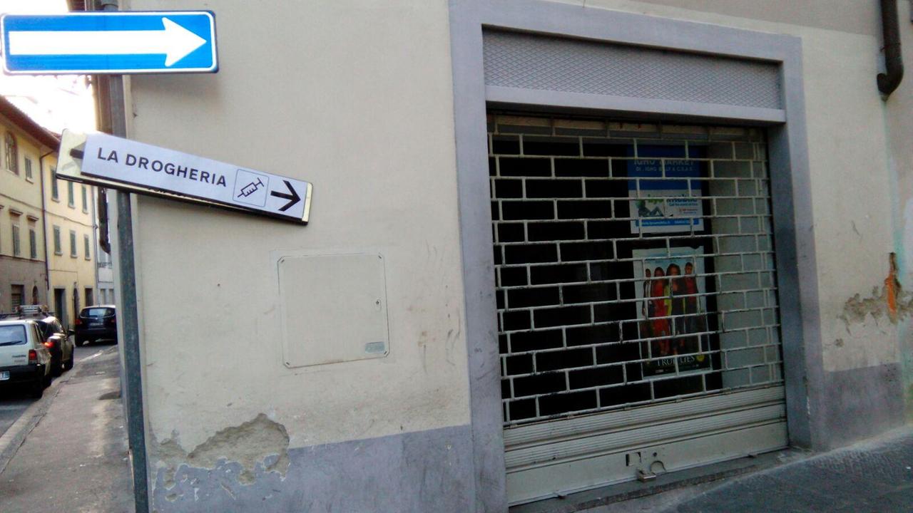 Il cartello comparso all'angolo di via S. Stefano