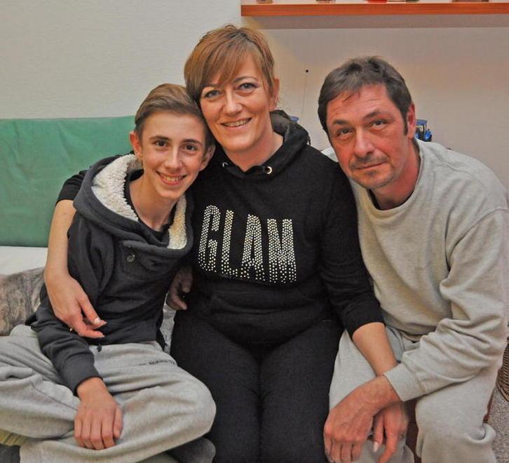 Leonardo a casa con mamma Monia e bacco Marcello (foto Falorni)