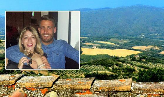 Nicole e Marco e il panorama che si vede dal loro agriturismo