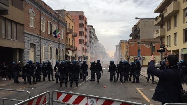 Razzi e arance nel furgone durante il comizio di Salvini a Cagliari, due giovani assolti