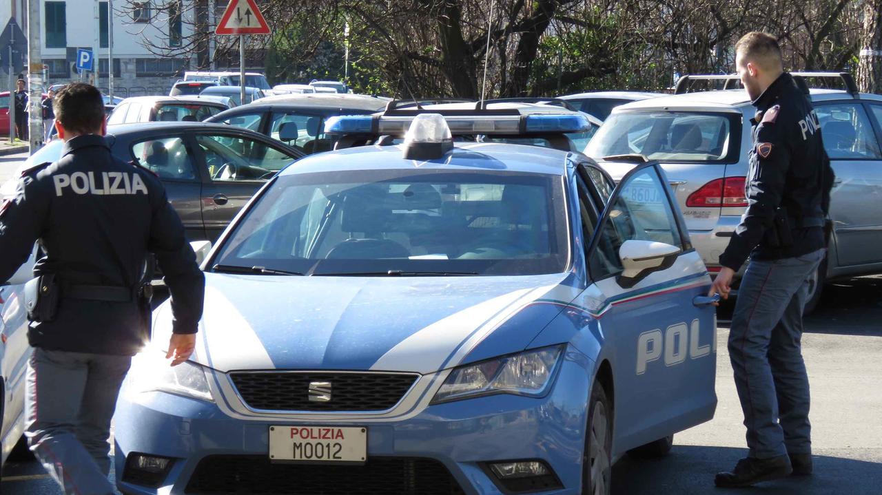 Una Volante della polizia in piazza Mercatale
