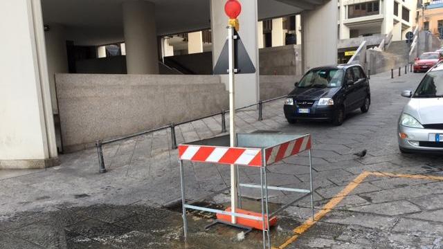 La copiosa perdita d'acqua in via Porcell (foto Mario Rosas)