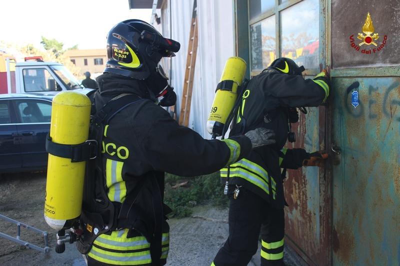 I vigili del fuoco all'opera per spegnere l'incendio in un capannone di via Ambra a Grosseto