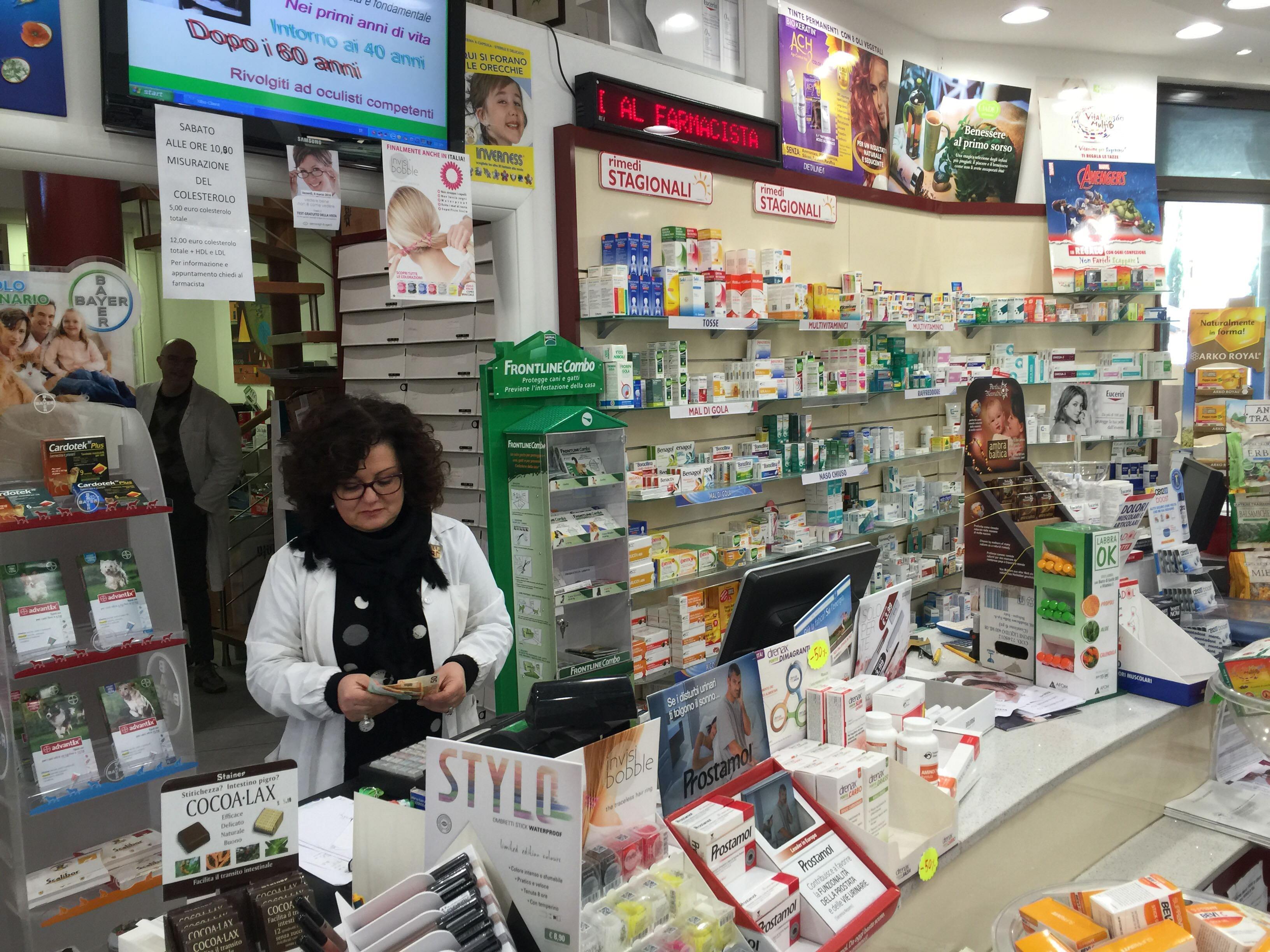 L'interno della farmacia rapinata