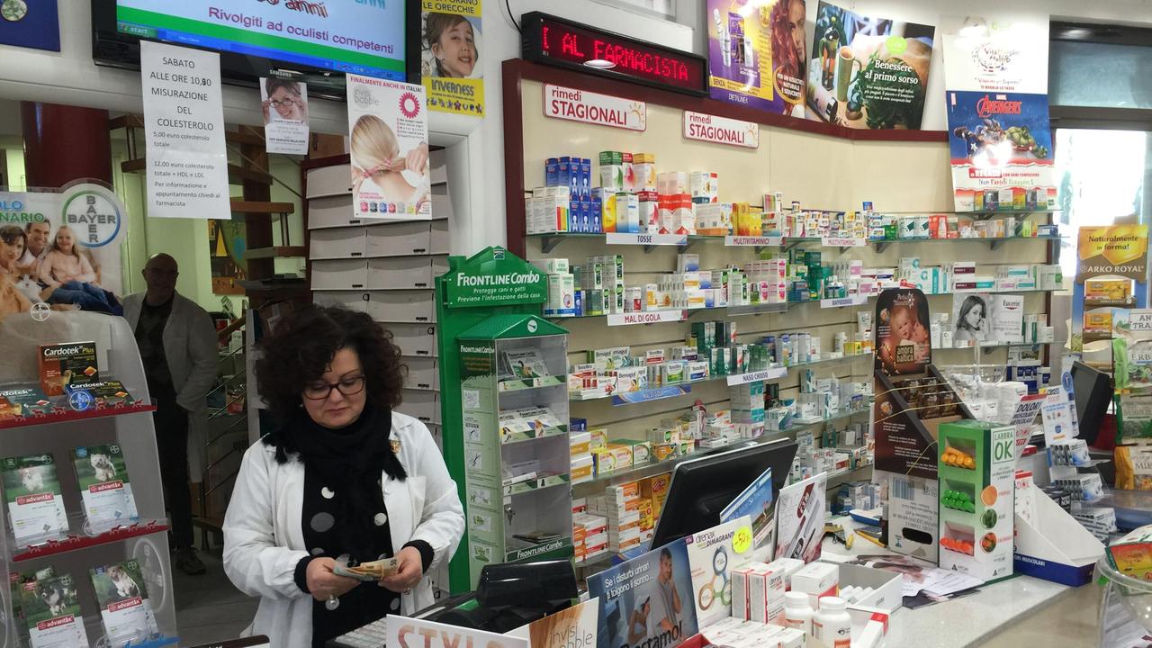 L'interno della farmacia rapinata