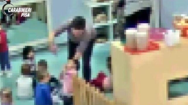 Un fermo immagine del video delle violenze nell'asilo di Pisa