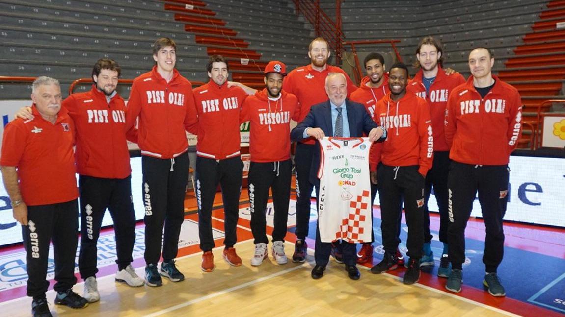 La squadra del Pistoia Basket con l'ad dell'Hitachi, Maurizio Manfellotto
