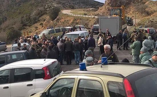 La protesta degli allevatori al bivio di Goddetorgiu