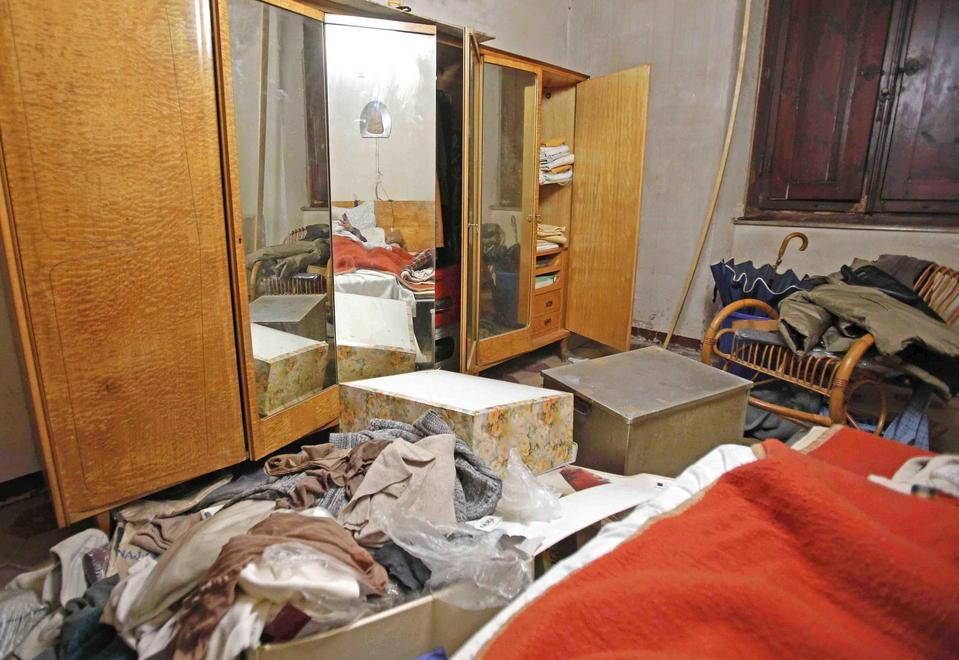La camera da letto dell’anziano ebanista devastata dai rapinatori (foto Gori)