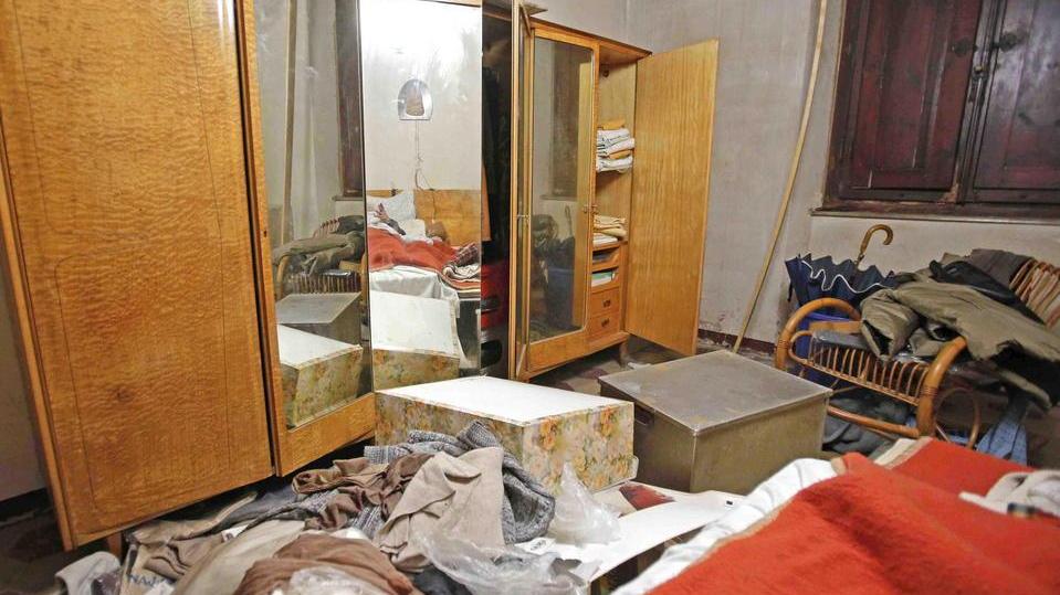 La camera da letto dell’anziano ebanista devastata dai rapinatori (foto Gori)