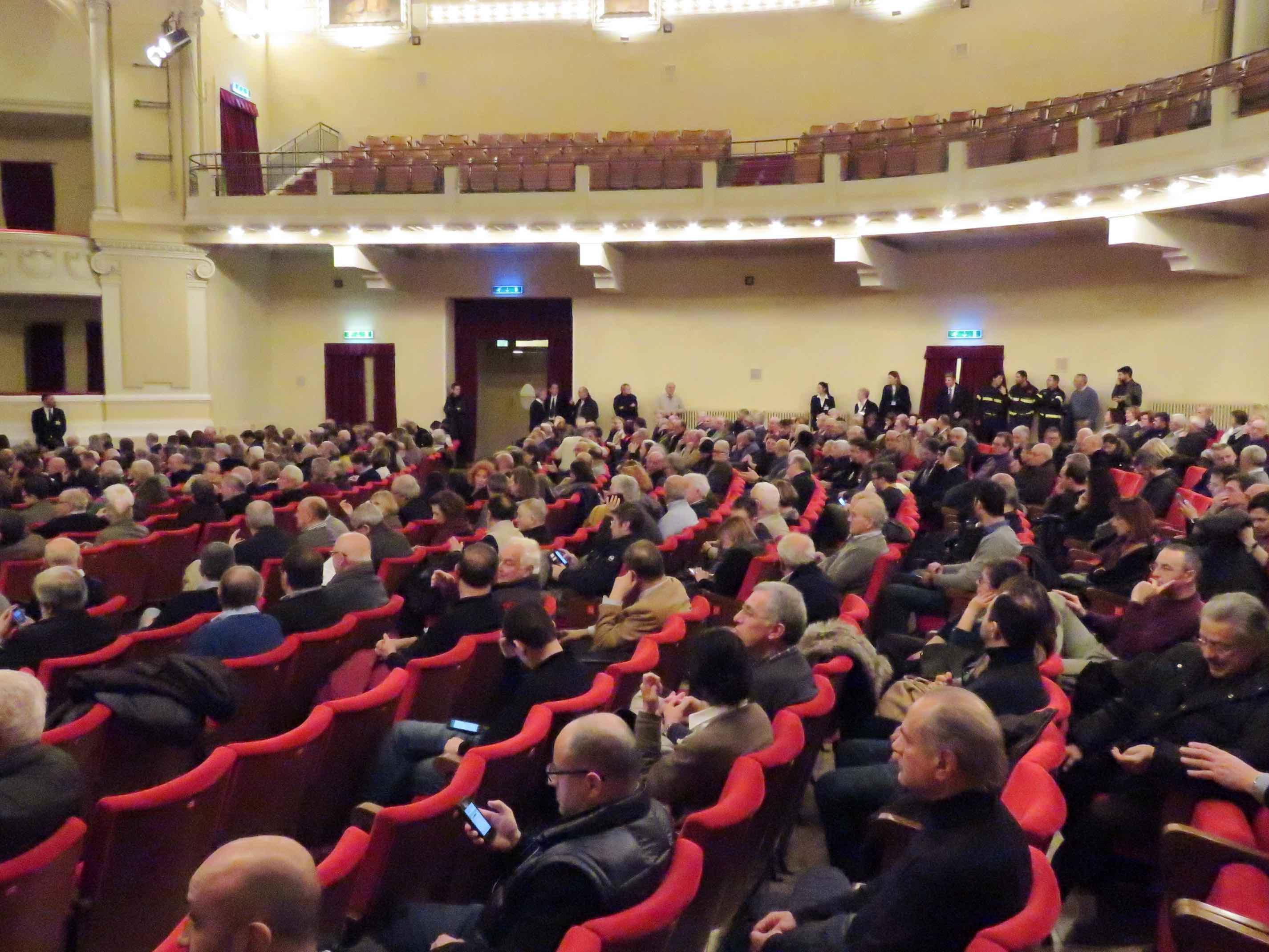 La platea del Politema durante l'assemblea con i vertici Bpvi (foto Batavia)
