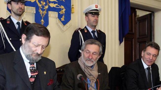 Il prefetto Angelo Ciuni firma il contratto di affitto (Foto Nucci)