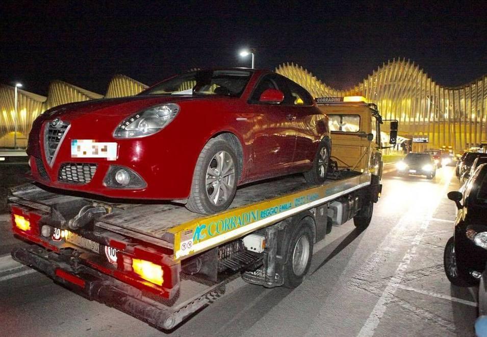 Parcheggio selvaggio, è caos in Mediopadana 