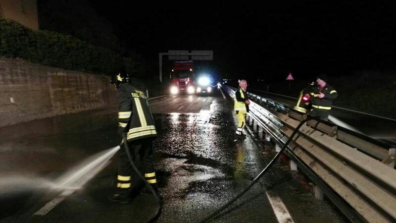I vigili del fuoco sul luogo dell'incidente (foto dei vigili del fuoco)