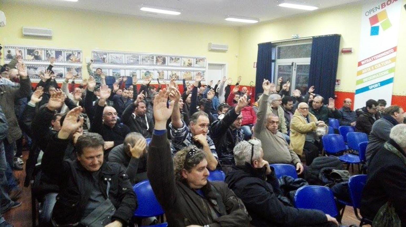 Il momento del voto dei lavoratori sulle iniziative decise da Fim, Fiom e Uilm (foto PaBar)