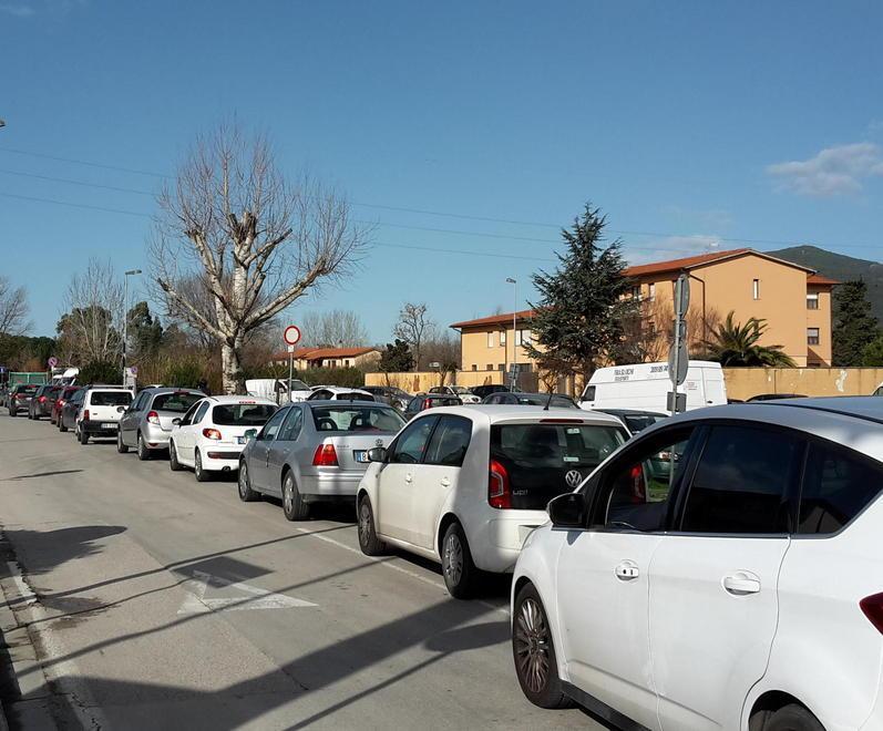 Esplode la rabbia degli automobilisti per il traffico in tilt 