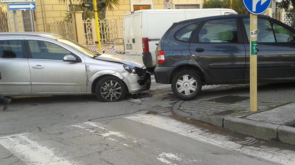 Scontro tra auto, ferita giovane di 17 anni