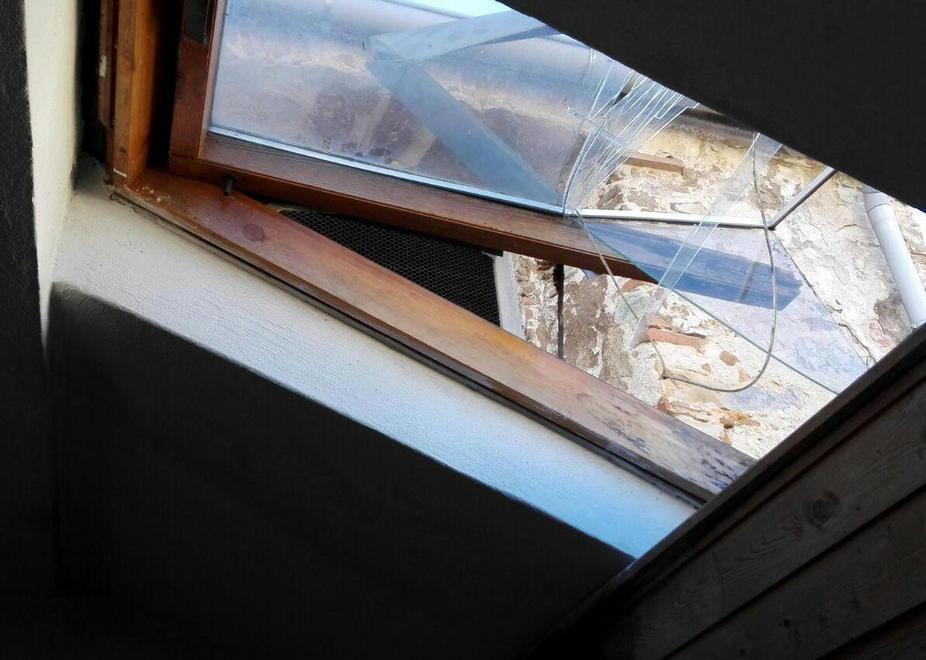 Ladri acrobati nel negozio trovano solo pochi euro