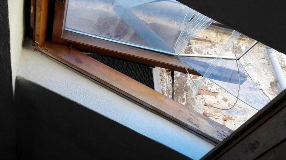 Ladri acrobati nel negozio trovano solo pochi euro