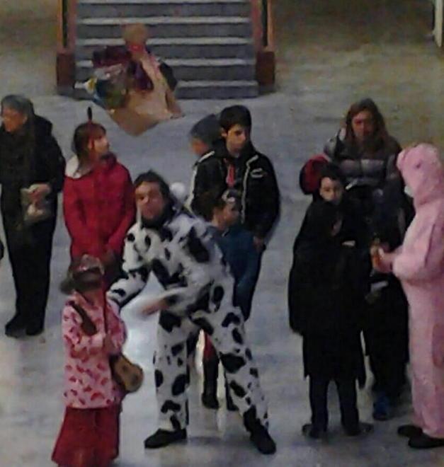 Tante mascherine in festa alla Prada 