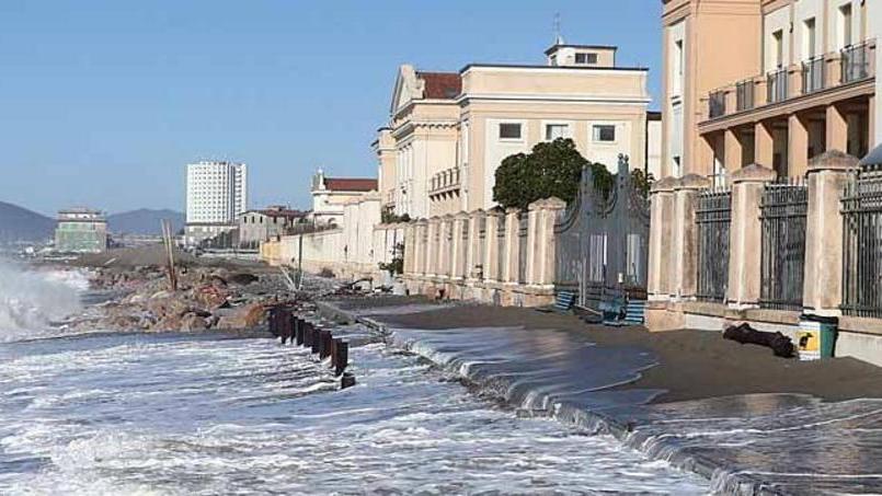 Il mare si porta via 30 metri di spiaggia