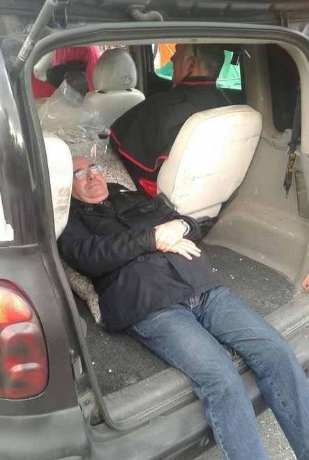 Antonio Masia sfila orizzontale sul suo carro... funebre