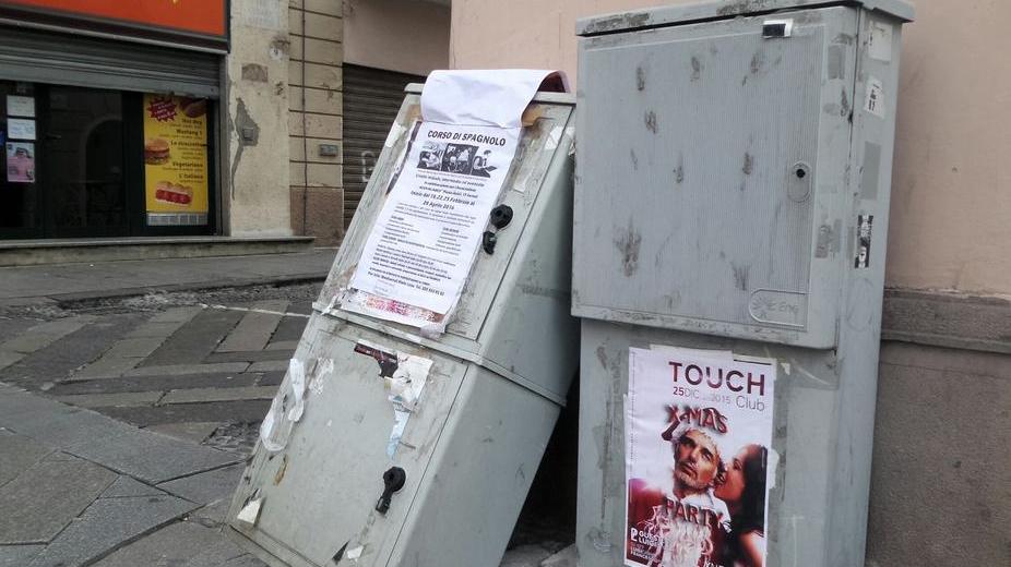 Cabina dei cavi telefonici “sradicata”