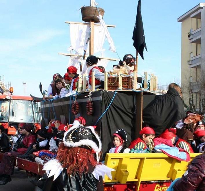 I carri allegorici chiudono il Carnevale