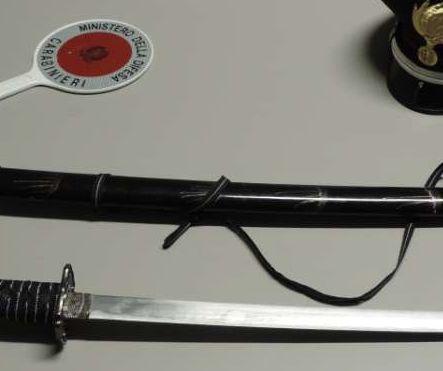Finisce nei guai per colpa di una katana 