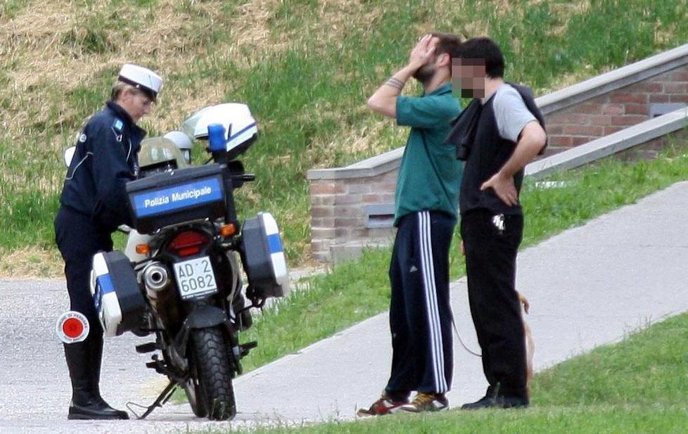 Quel cappello afferrato e lanciato oltre il cancello