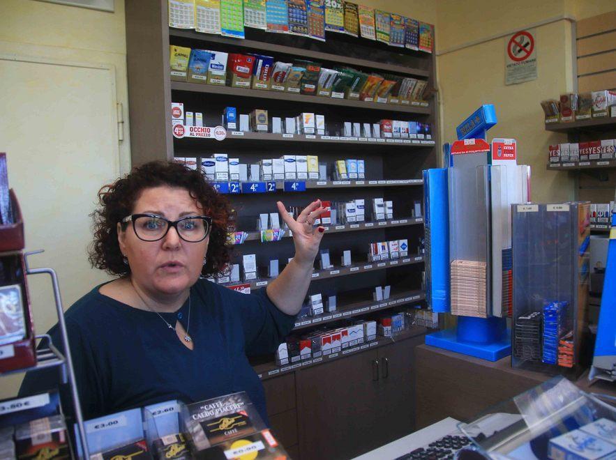 Devastano tutto e rubano sigarette e grattini 