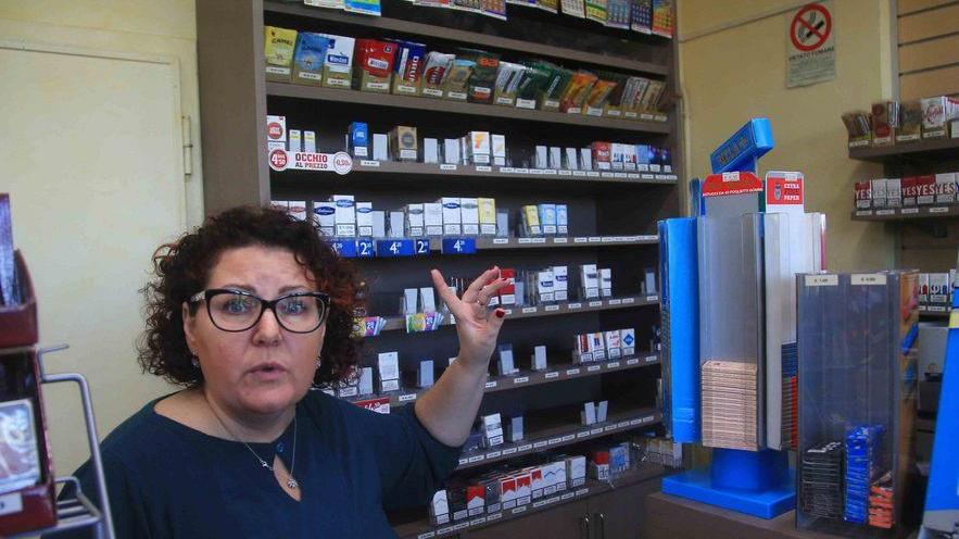 Devastano tutto e rubano sigarette e grattini