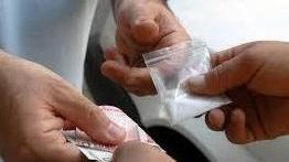 Spacciano cocaina in casa e lei “tira” mentre allatta
