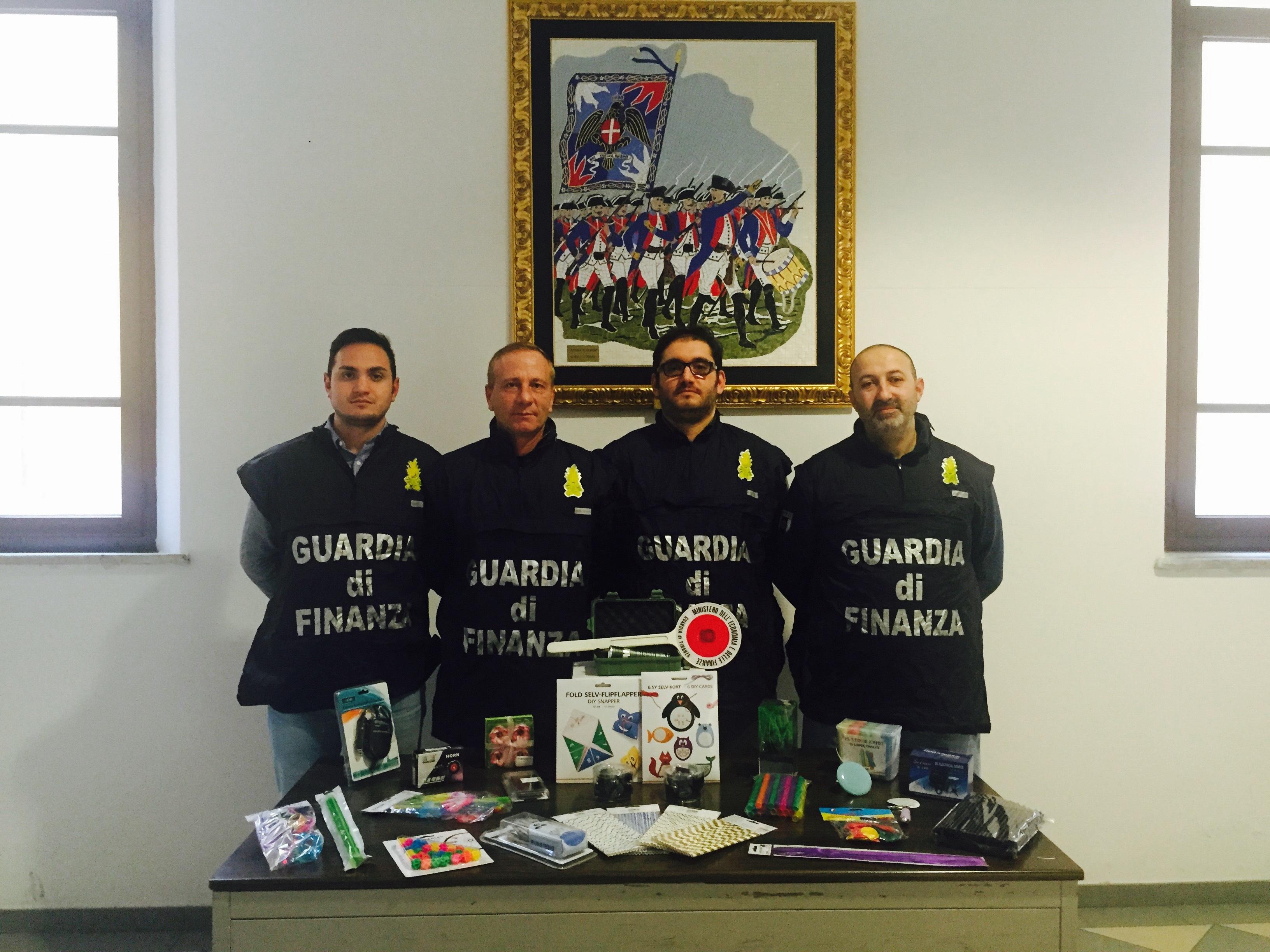 La Guardia di Finanza con i prodotti sequestrati