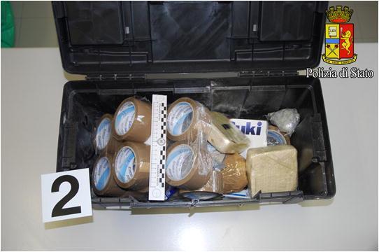 Caccia al proprietario del garage con 40 chili di eroina dentro