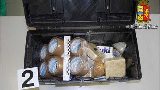 Caccia al proprietario del garage con 40 chili di eroina dentro