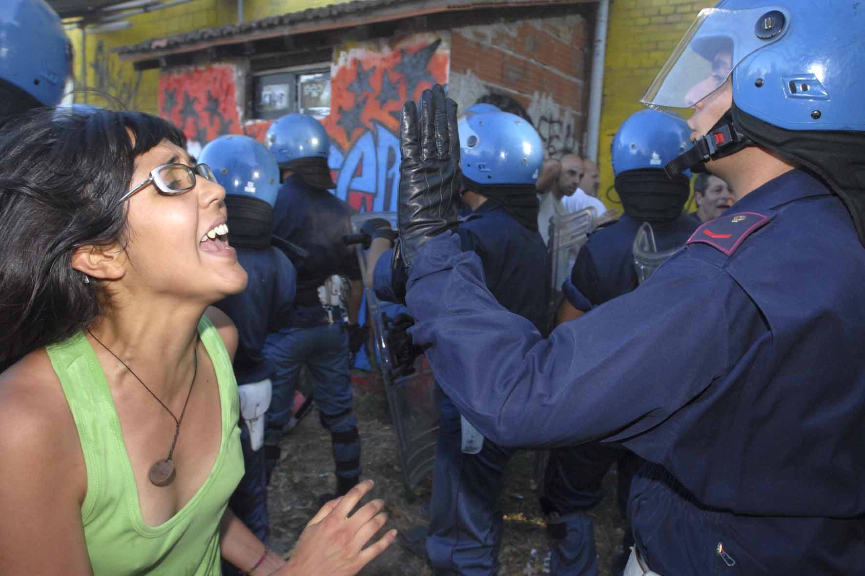 Un momento dello sgombero di Libera dalla casa di Marzaglia nell'agosto 2008
