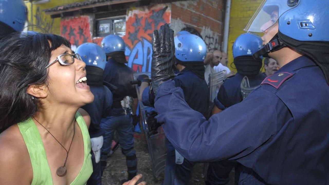 Un momento dello sgombero di Libera dalla casa di Marzaglia nell'agosto 2008