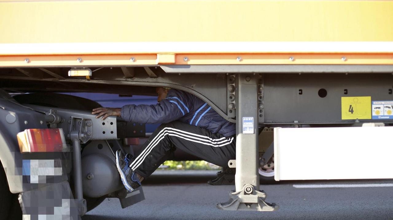 Viaggia due giorni nascosto in un tir per tornare in Italia, arrestato