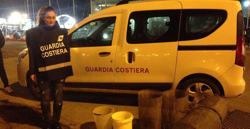 La Capitaneria con il materiale sequestrato