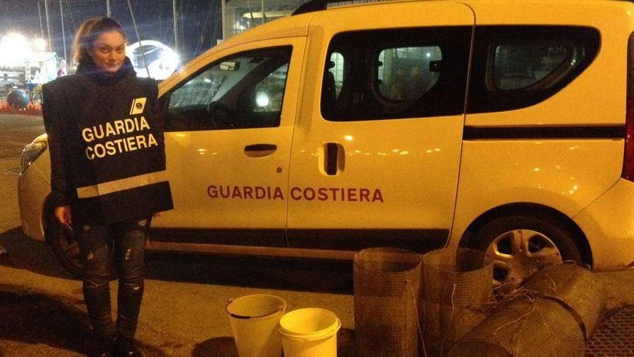 La Capitaneria con il materiale sequestrato