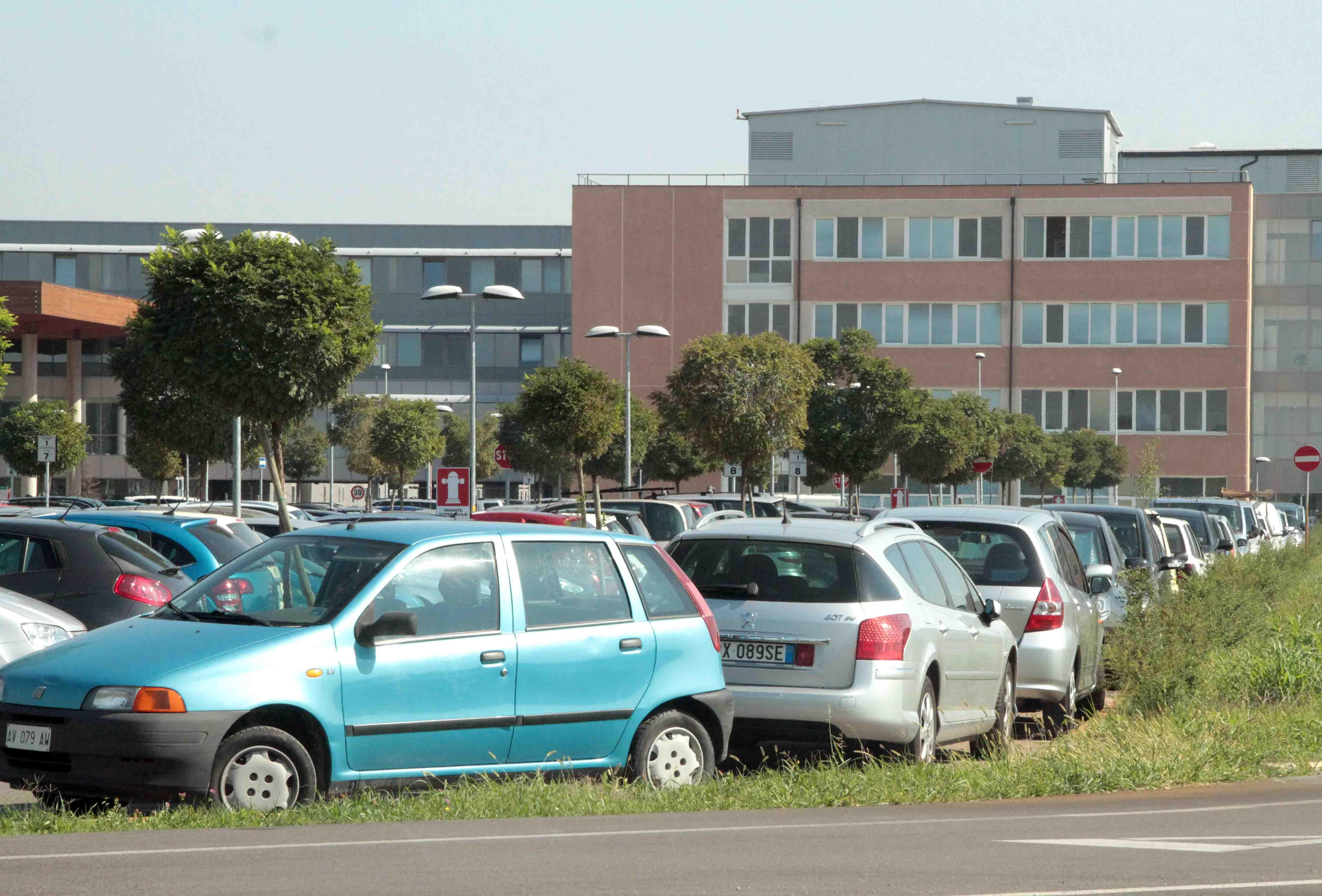 Uno scorcio dei parcheggi "selvaggi" all'ospedale di Cona