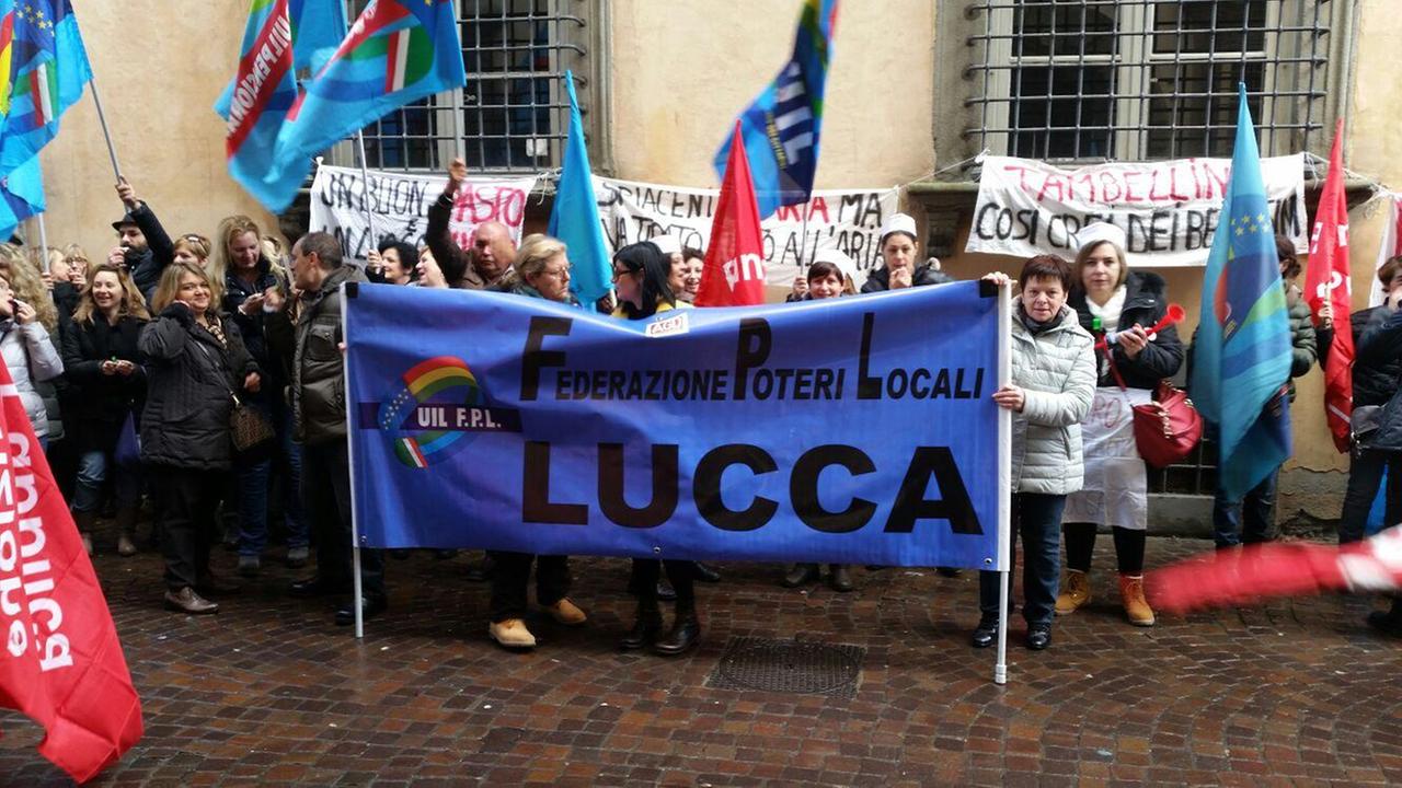 I dipendenti delle Rsa in presidio sotto il Comune
