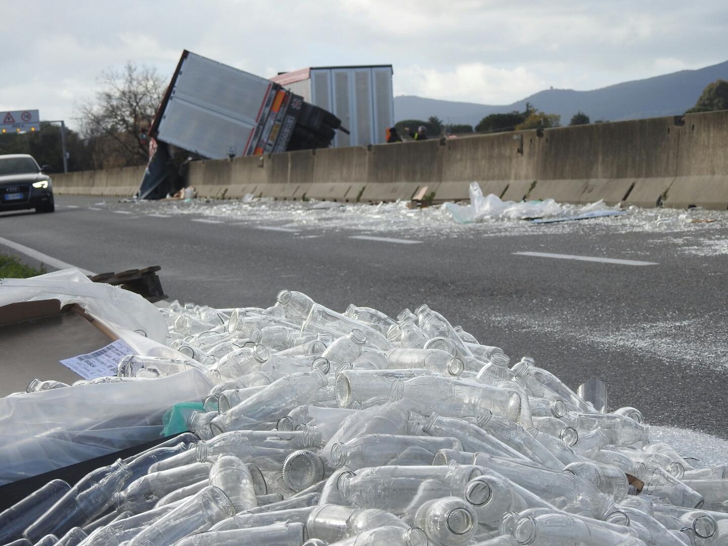 Il camion ribaltato (foto Enzo Russo)