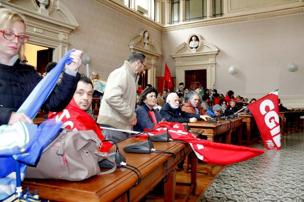 I lavoratori dell'ospedale incontrano il sindaco, occupazione pacifica della sala consiliare